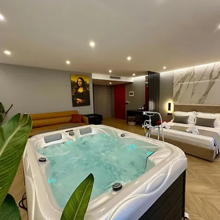 Beachfront Hot Tub Apartment *